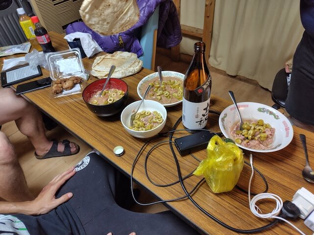 drinking-party-at-edo-tokyo-hostel-02